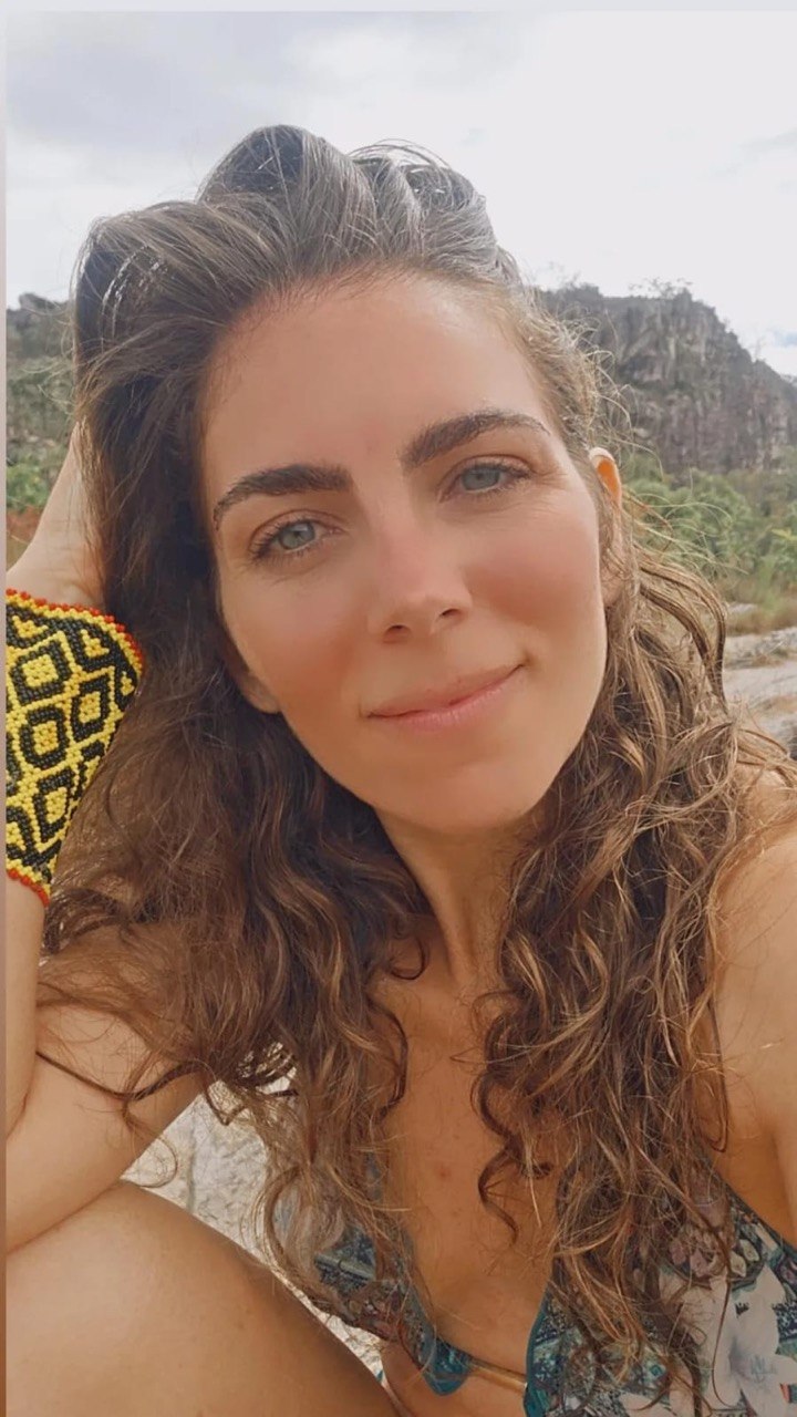 Flávia Maitri ao ar livre, com a serra do Espinhaço ao fundo
