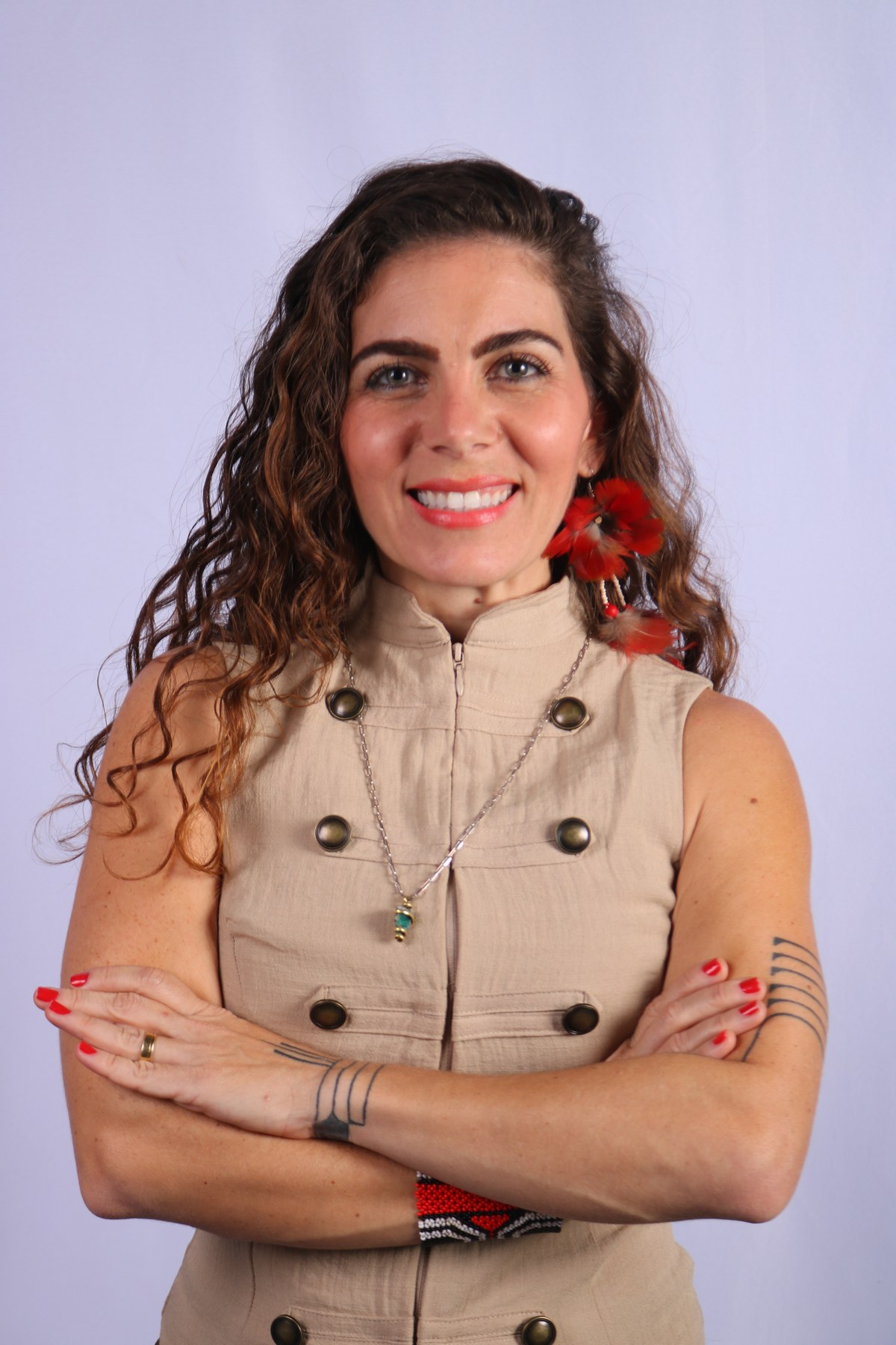 Flávia Maitri, candidata a Deputada Federal por Minas Gerais, sorrindo em retrato de estúdio